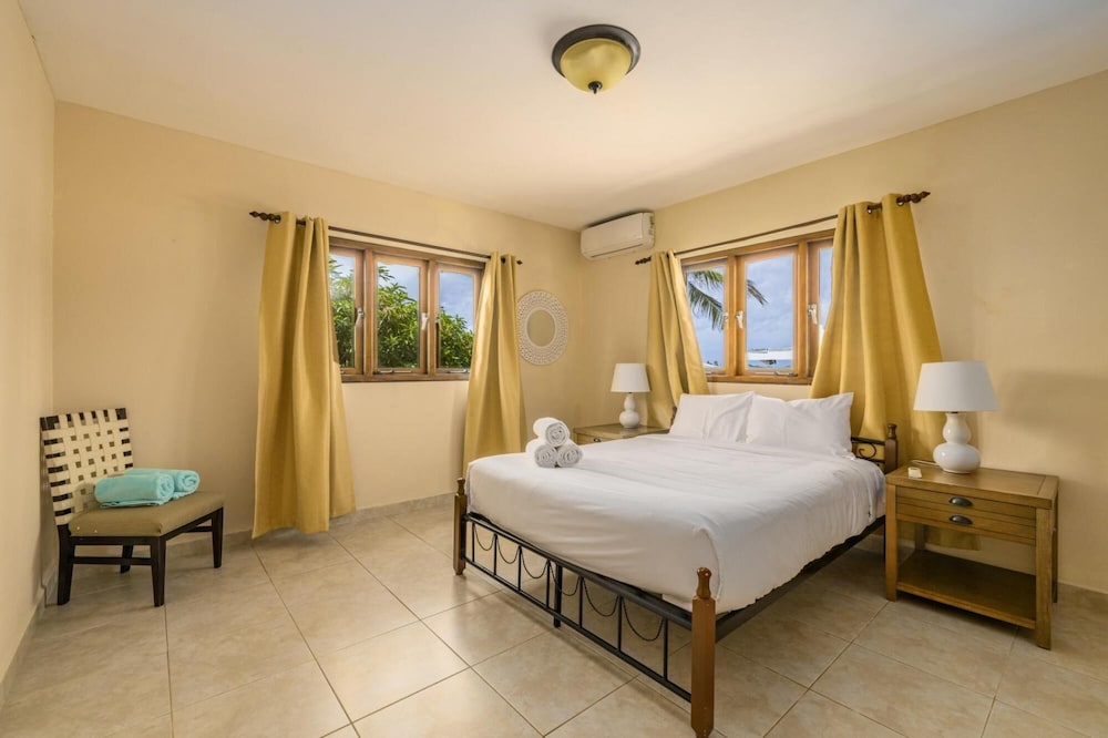 4BR Villa Short Walk to Beach in Amazing Location