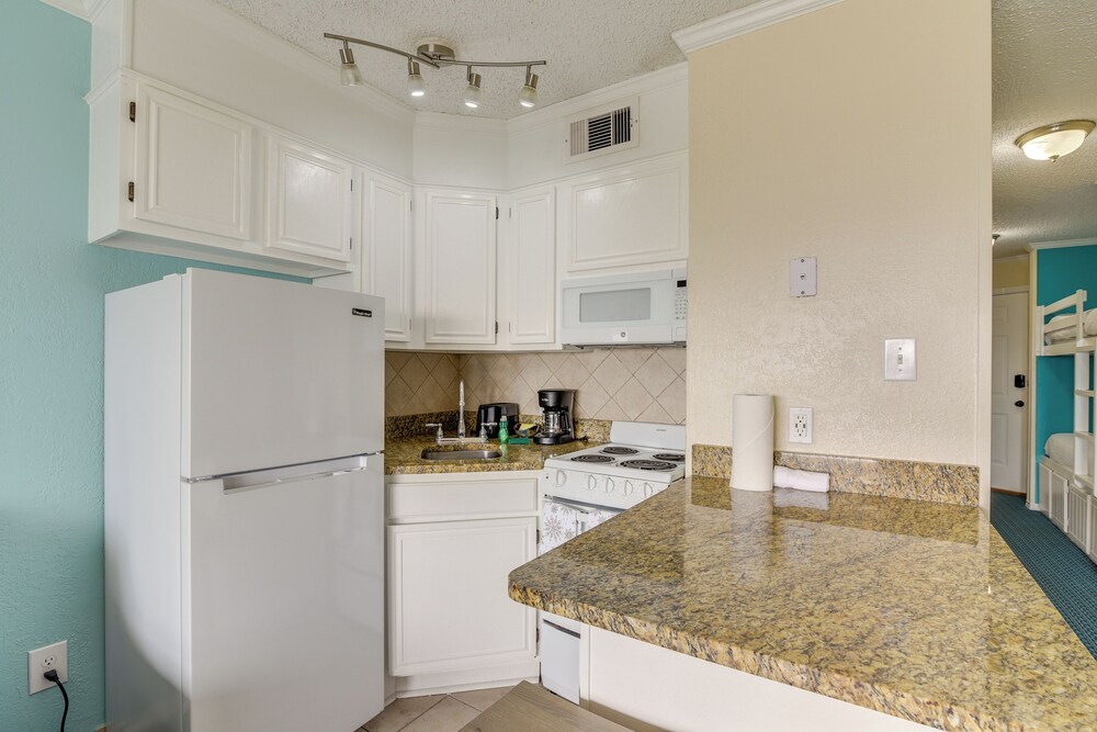 Steps to Beach: Galveston Condo w/ Balcony!