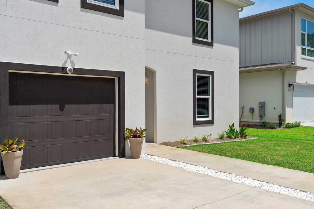 Family-friendly, Close to Beach & Game Room Windswept by Avantstay