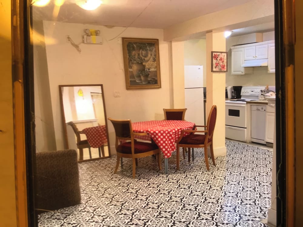 West Broadway guesthouse
