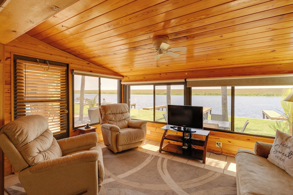 Boat, Fish & Swim: Lakefront Cabin in Okeechobee!