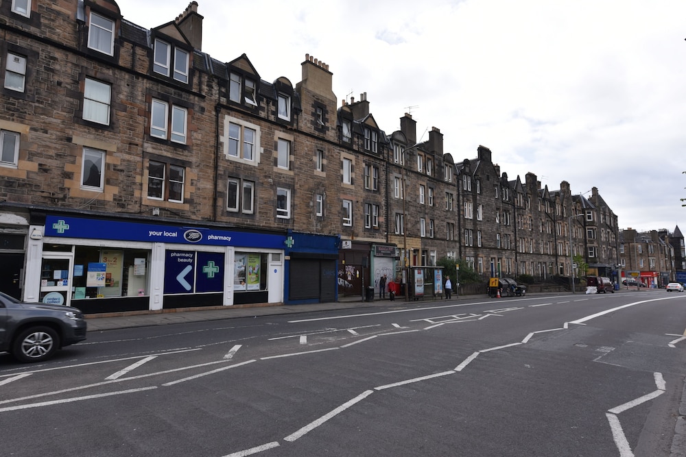 First - Meadowbank House Apartment