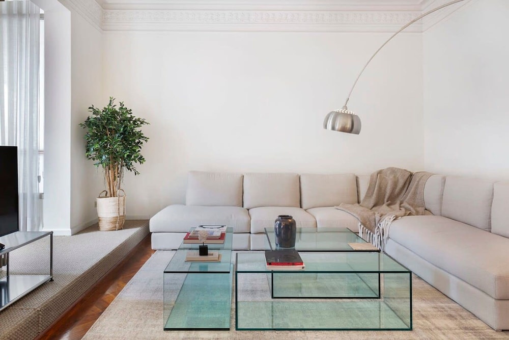 Artist Modernist 3-br Gem Next to Paseo de Gracia