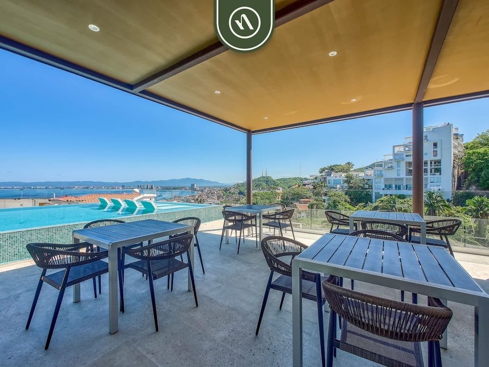 Luxury 2 BR Condo in the Jungle - Oceanview Pool