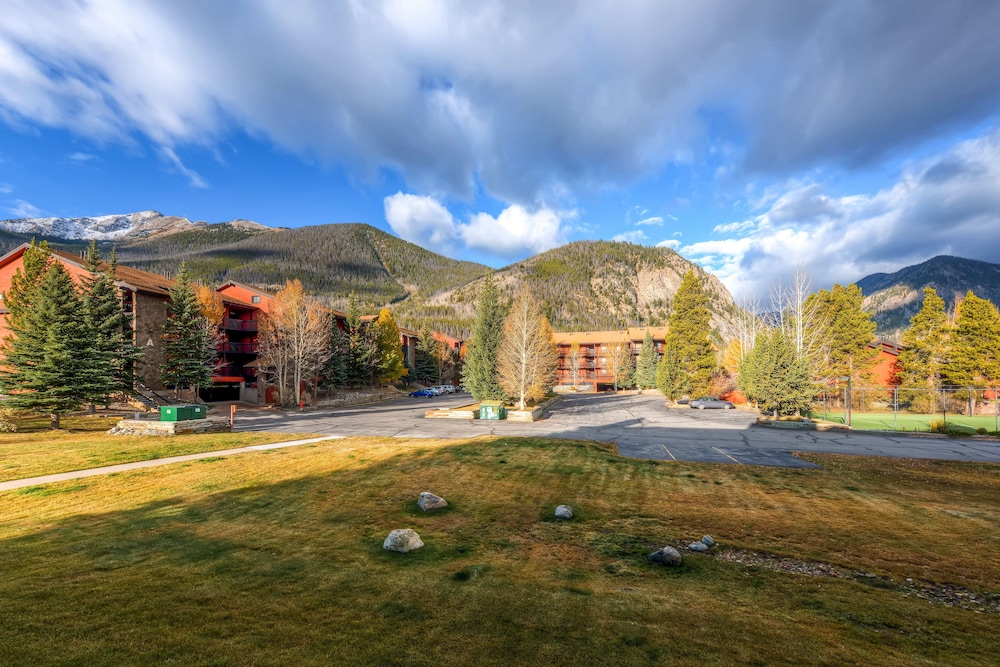Mountainside Condominiums by CRMR