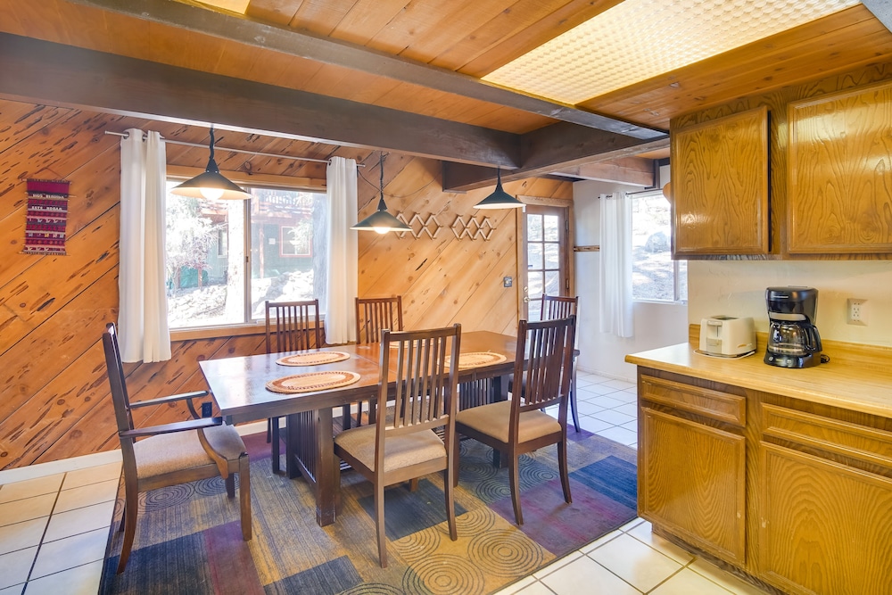Quaint Big Bear Home w/ Hot Tub: 4 Mi to Skiing!