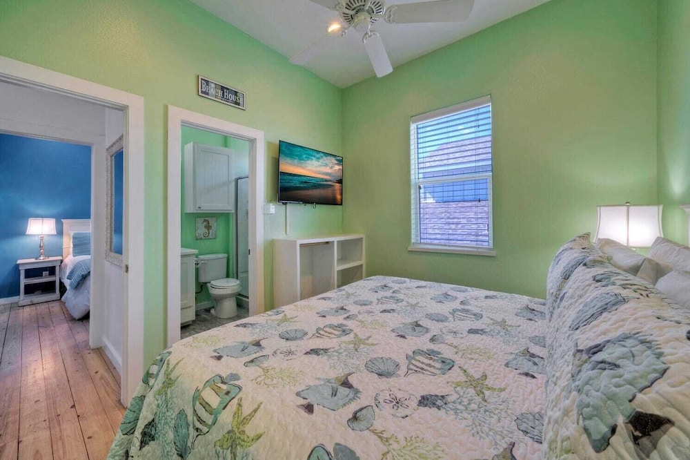 Sleeps 24, 2 Homes 2blocks to the Beach, Pool, Game Room, Patio w/ Outdoor Bar