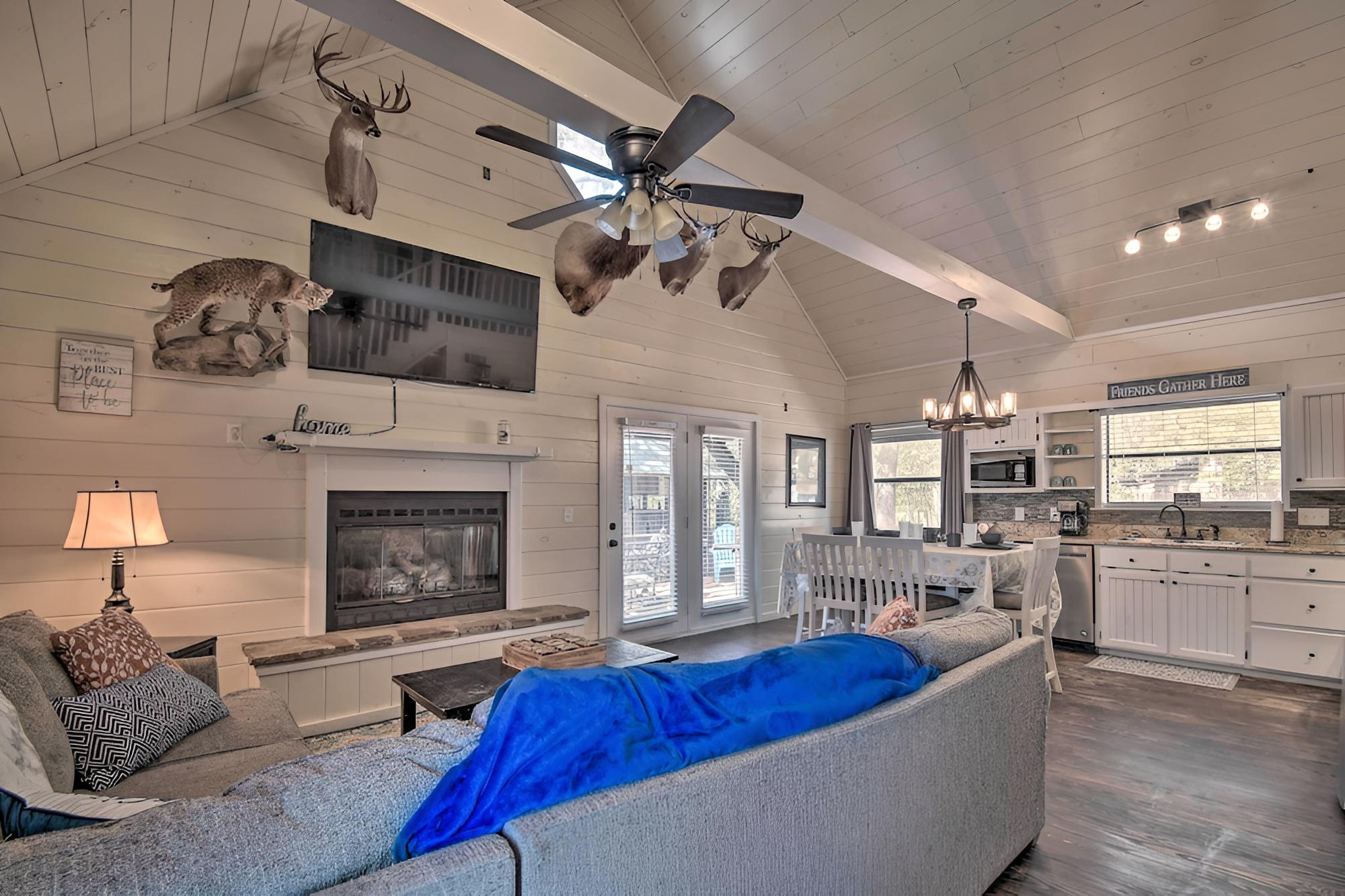 Broken Bow Cabin w/ Private Deck ~ 5 Mi to Lake! view 2