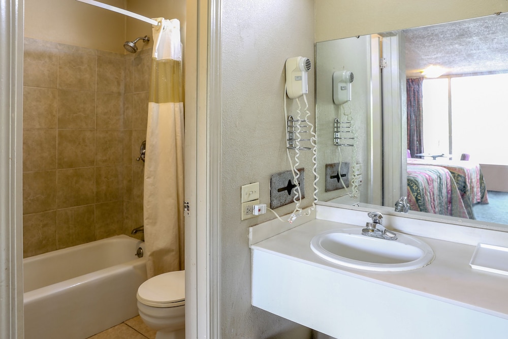 Opelika Vacations - Springwood Hotel - Property Image 19