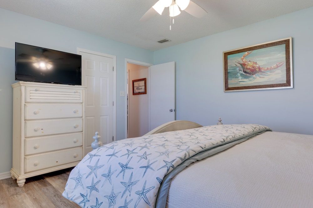 1 Block to Gulf: Dauphin Island Retreat w/ Views