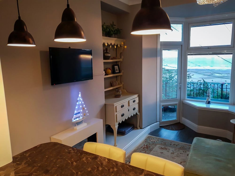 Seaview Apartment Sleeps 2 -patio -wifi -Tv