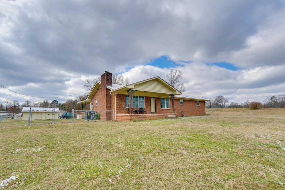 2 Mi to Town: Rustic East Tennessee Home!