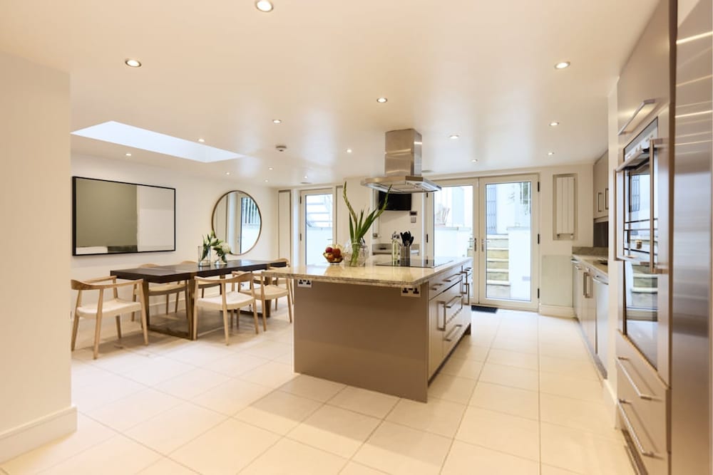 The Kensington Palace Hideout - Homely 5bdr House With Patio and Balcony