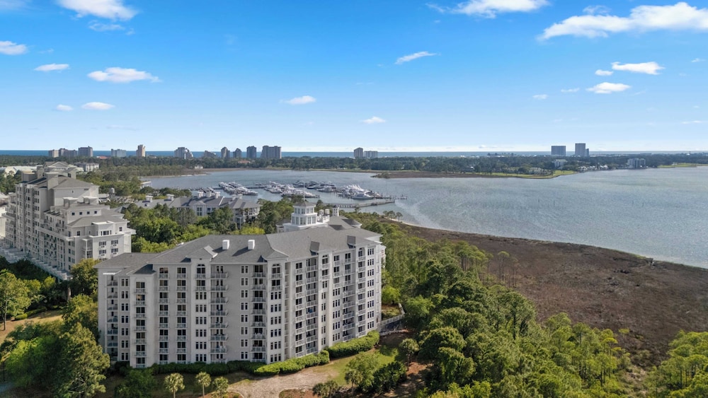 Serene Studio at Sandestin Pool, Hot Tub, Beach Shuttle, Walk to Baytowne