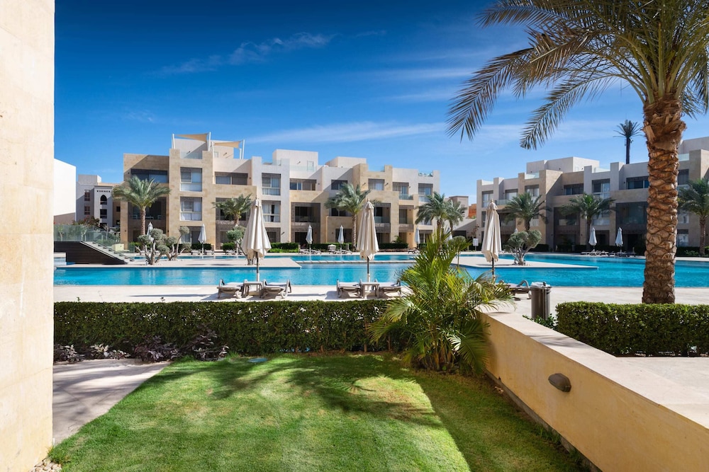 Xuru Stays I Exotic 1bdr w/ Outdoor Terrace Pool & Beach Access