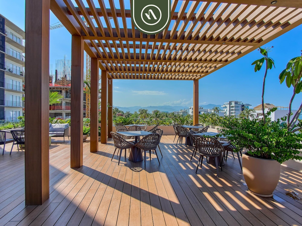 New 1 BR Condo With Amazing Rooftop Pool - Jacuzzi