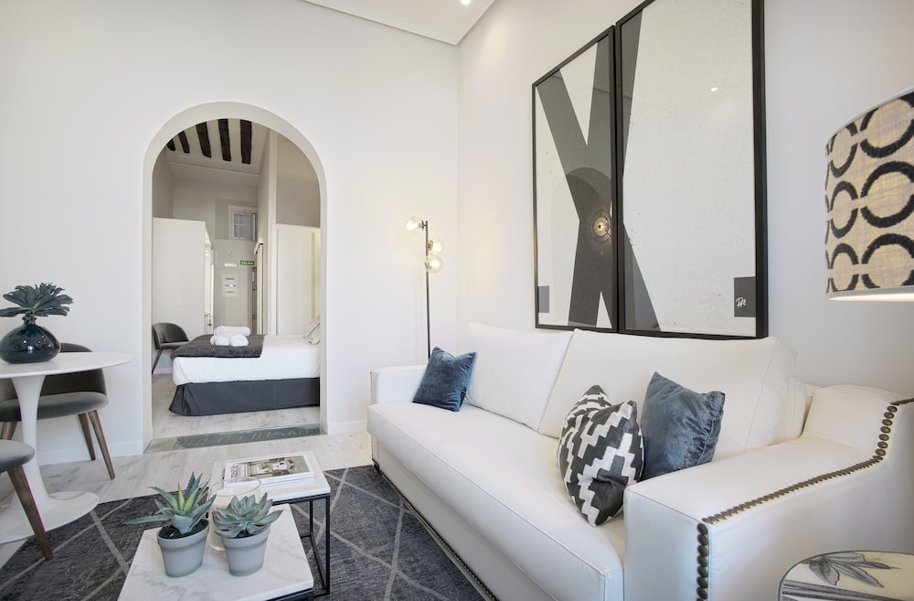 Apartment 1Bd With Balcony in Plaza Mayor Square. Plaza Mayor I view 2