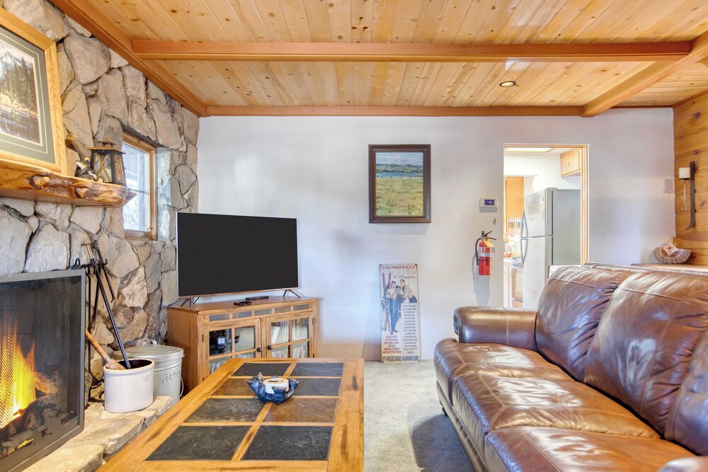 2 Lakefront Homes by Avantstay Sleeps 23, Private Dock+beach, Hot Tub, Fire Pit, Deck Views