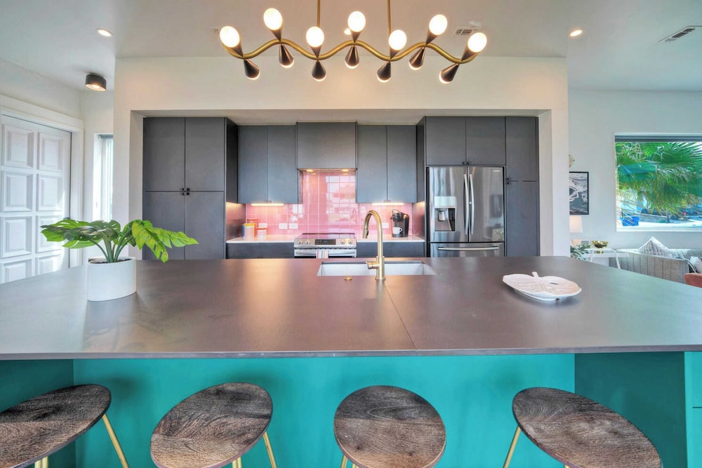 Sleeps 20 2 Modern Homes w/ Private Pool, Deck+patio 3-min Walk to the Beach