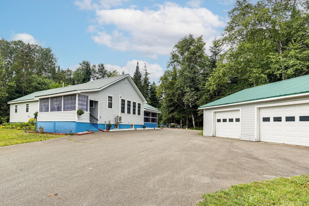 Family-friendly Home w/ Furnish Patio in Crystal!
