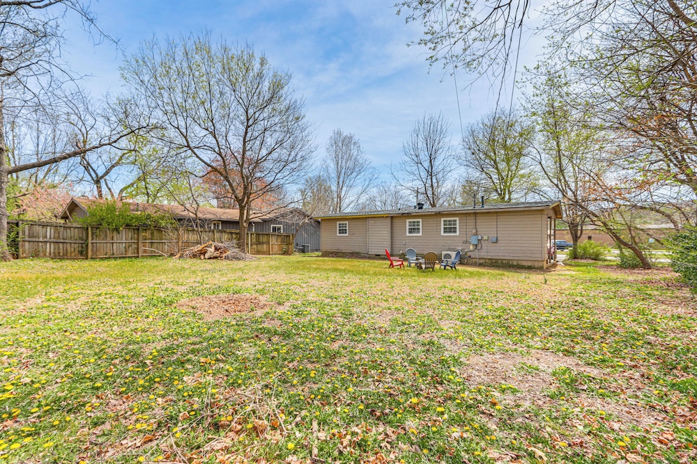 4 Mi to Dtwn: Dog-friendly Fayetteville Home