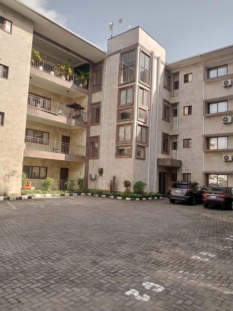 Sujimoto Residences - The AVEs