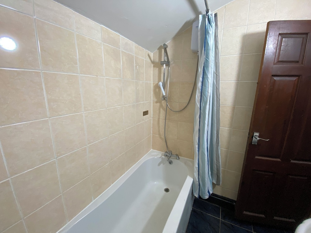 Room in Guest Room - Comfortable big Room in Coventry view 3