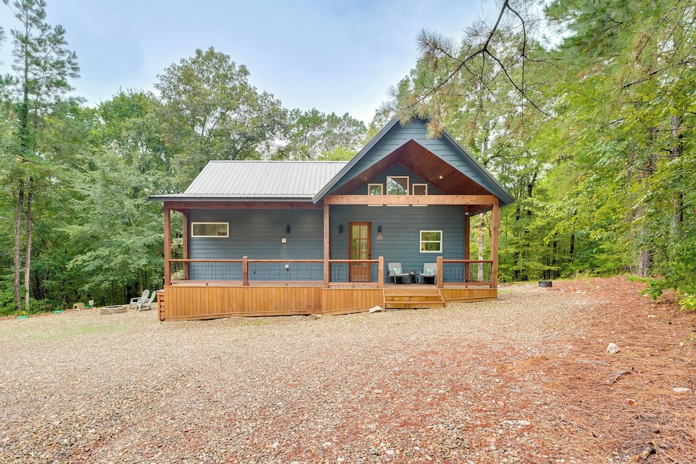 Fire Pit & Hot Tub: Couples Retreat in Broken Bow