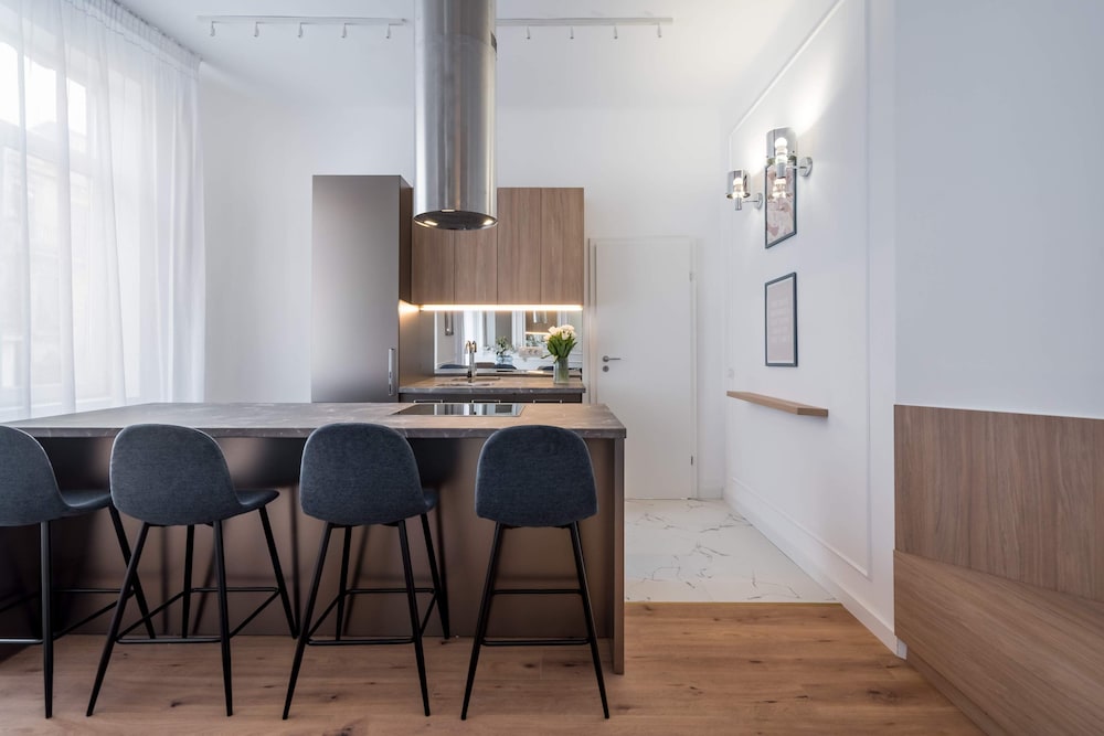 Contemporary Aparthotel 2-BR Flats Near Old Town, Quiet & Serene