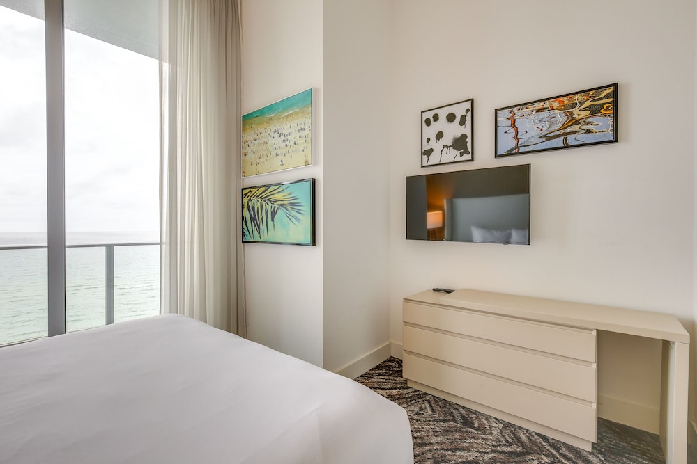 Steps to Sand: Ocean-view Condo in Hollywood