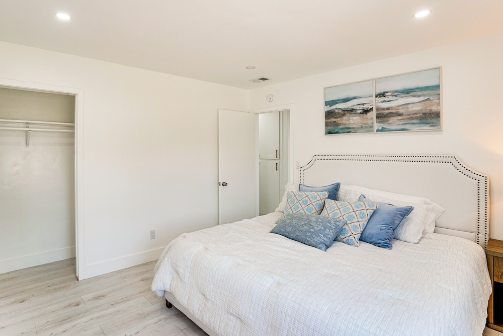 7 Mi Huntington Beach: Family Home w/ Patio!