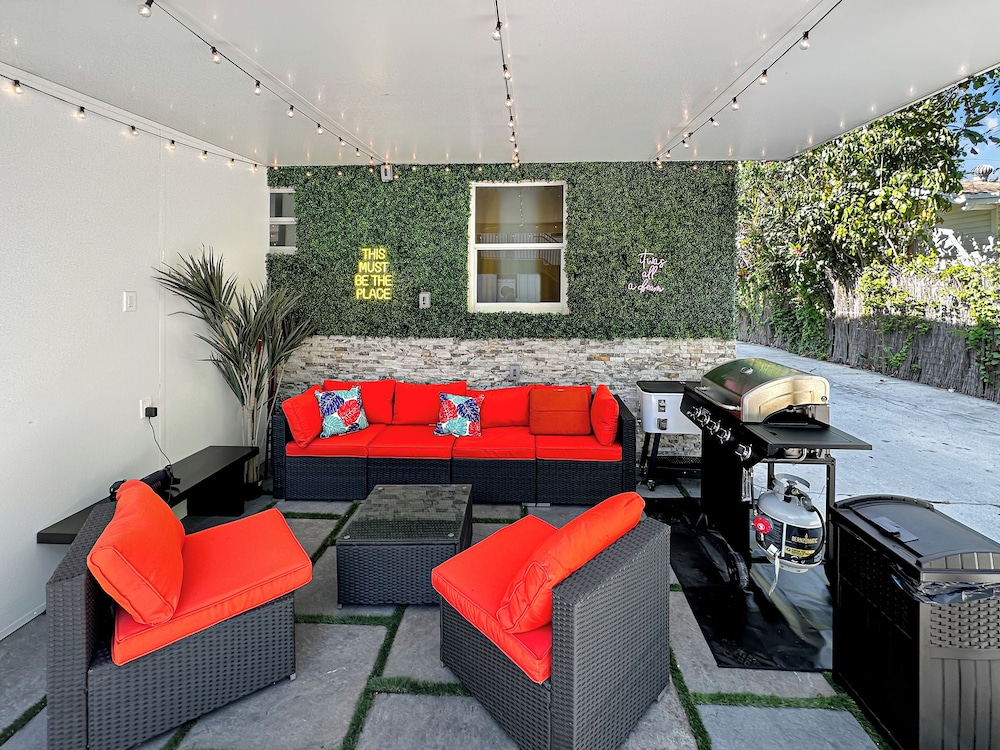4 to 14 Guests 2 Kitchens Deco Retreat BBQ Patio
