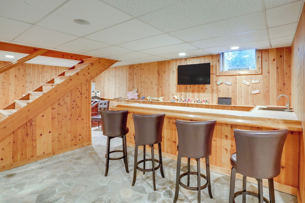 3 Mi to Colgate Lake: Mtn-view Home, Deck + Grill!