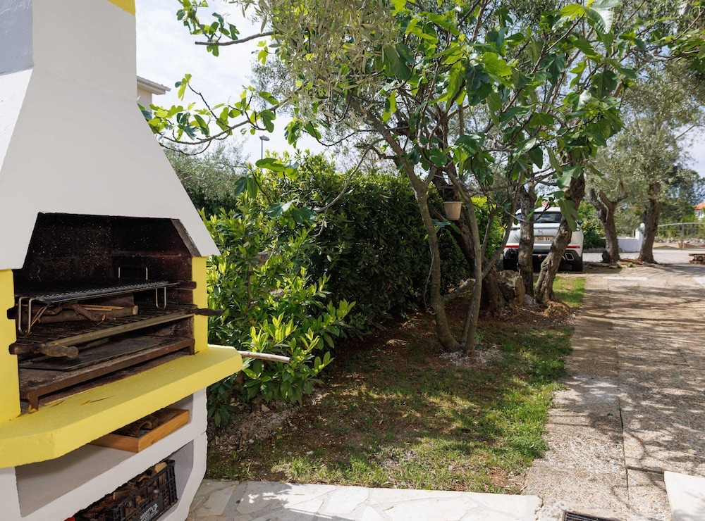 Classic and Trendy Apartment With Terrace