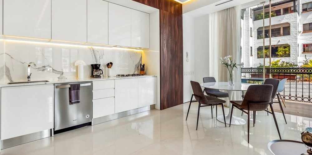 Stylish King-bed Unit - Pool - Ocean View - Gym