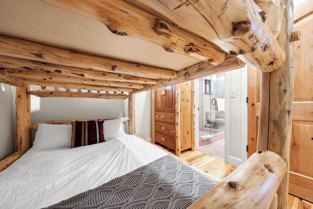 Secluded Incline Village Stay w/ Deck Near Diamond Peak & Lake Cloud 9 and 1/2 by Avantstay