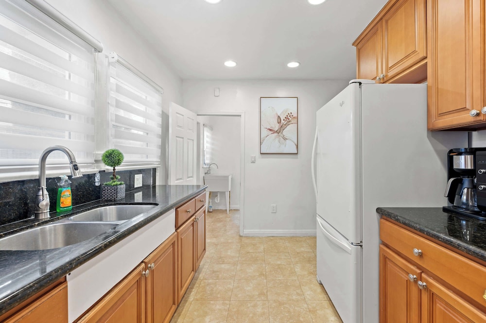 Near LA Cozy Home With Full Kitchen & Laundry