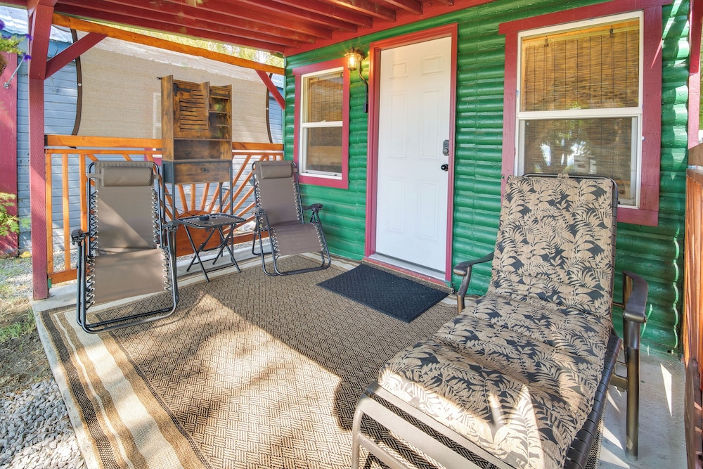 Riverfront Resort Cabin ~ 21 Mi to Crater Lake!