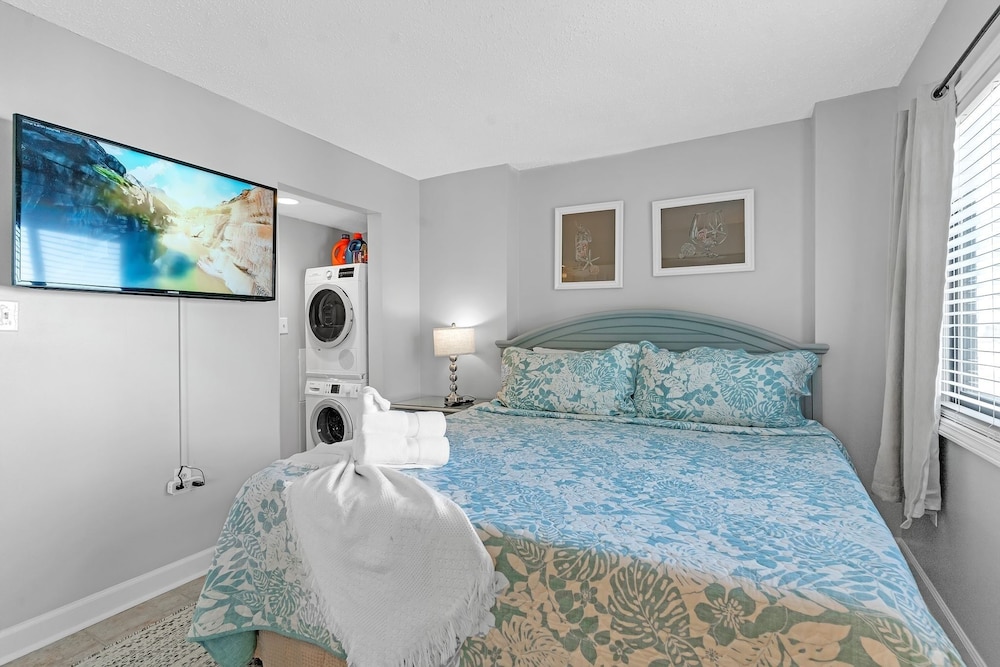 Coastal Retreat: Beach Access & Modern Comforts 2 Bedroom Condo