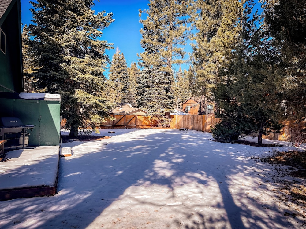 Charming Cherokee Cabin Secluded Stay for 6 Just 10 Minutes to Tahoe!