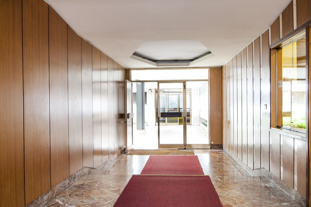 Aurelio & Vaticano Elegant Flat