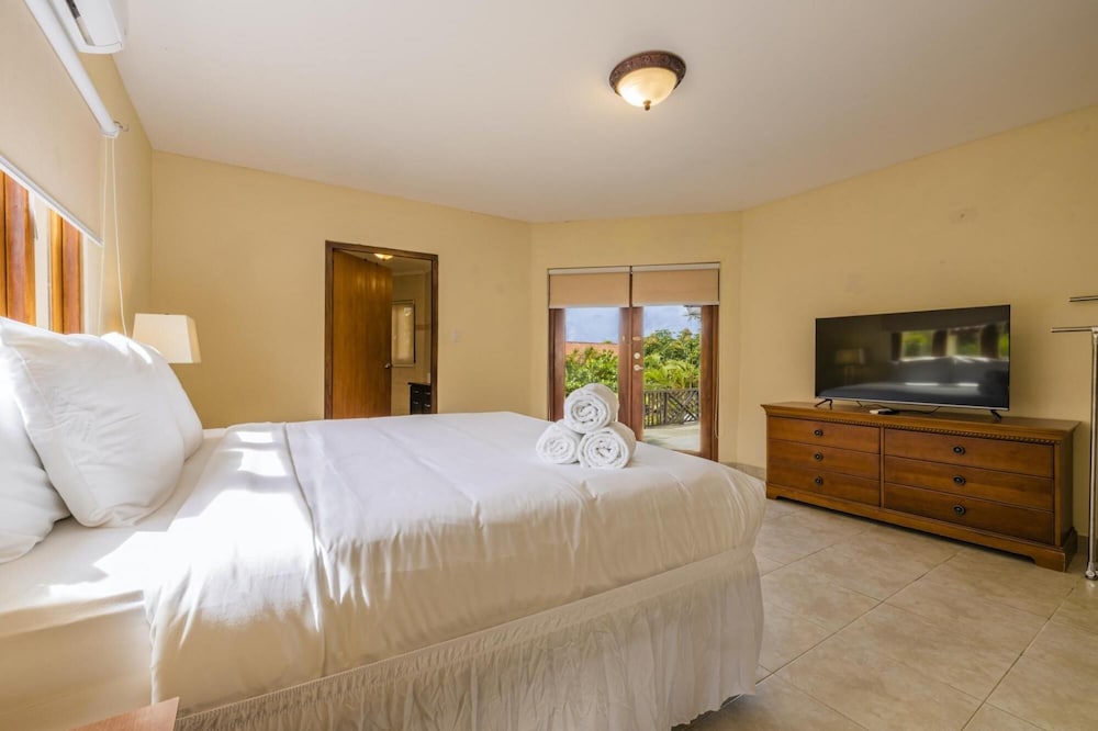 4BR Villa Short Walk to Beach in Amazing Location