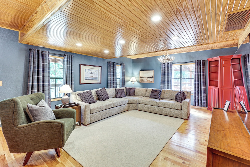 Creek Access, Games: Family-friendly Royal Retreat