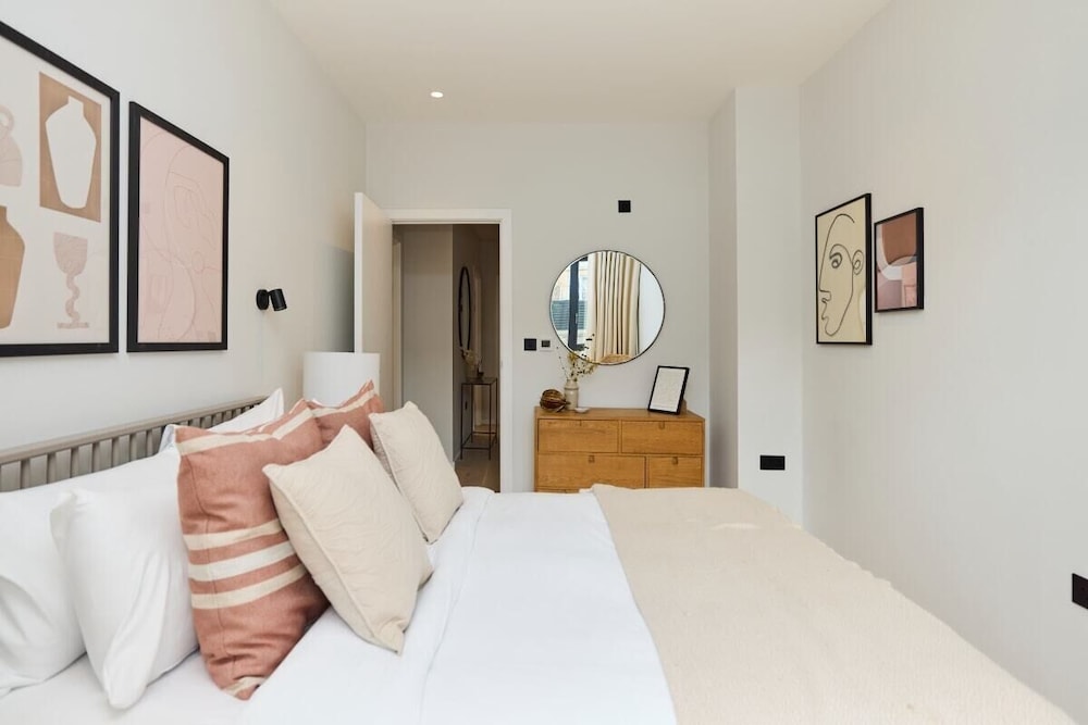 The Brondesbury Quarters - Modern 2bdr Flat With Balcony + Parking