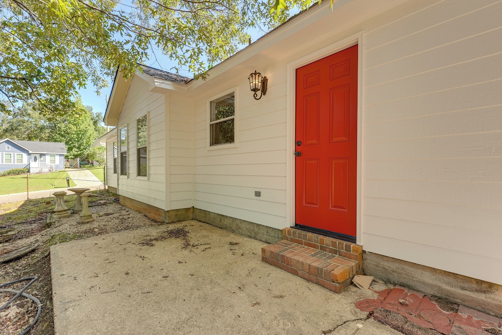 Centrally Located Prattville Home: 2 Mi to Dwtn