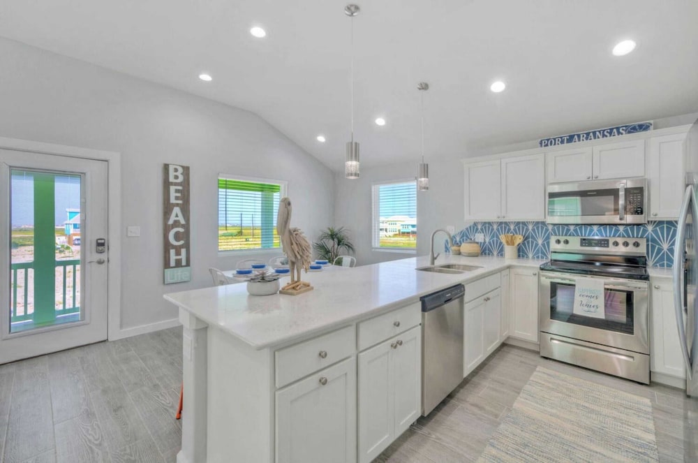 Sleeps 21, 2 Homes Private Pool, Patio Lounge w/ Fire Pit, Bar, TV, & Games