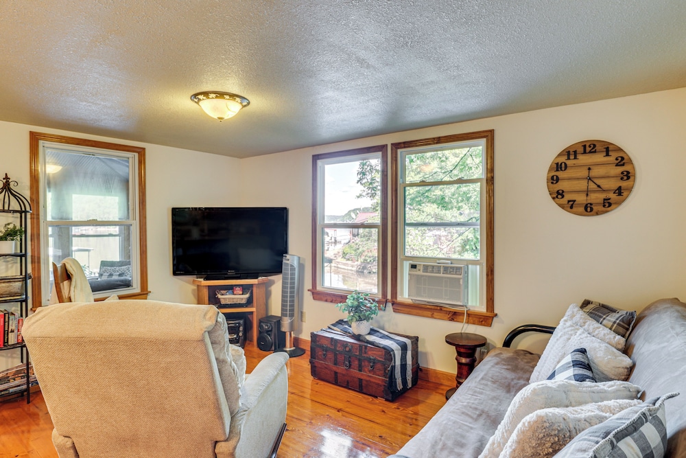 Pet-friendly Cabin w/ Dock & Lake Views in Edwards