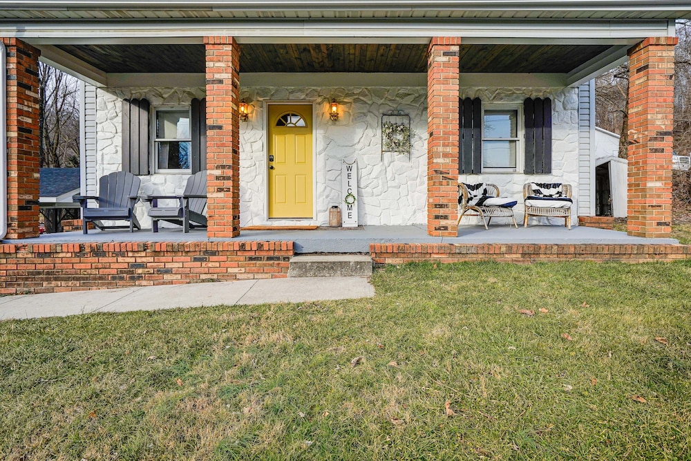 Zanesville Apartment w/ Porch - 3 Mi to Downtown!