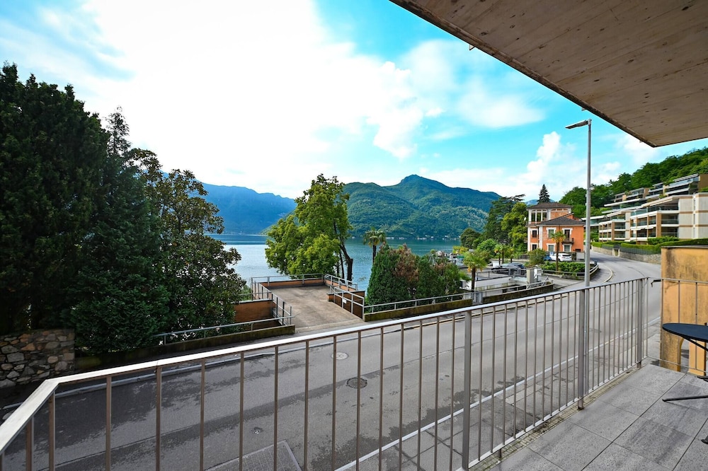 Sunny Suite With Lake View