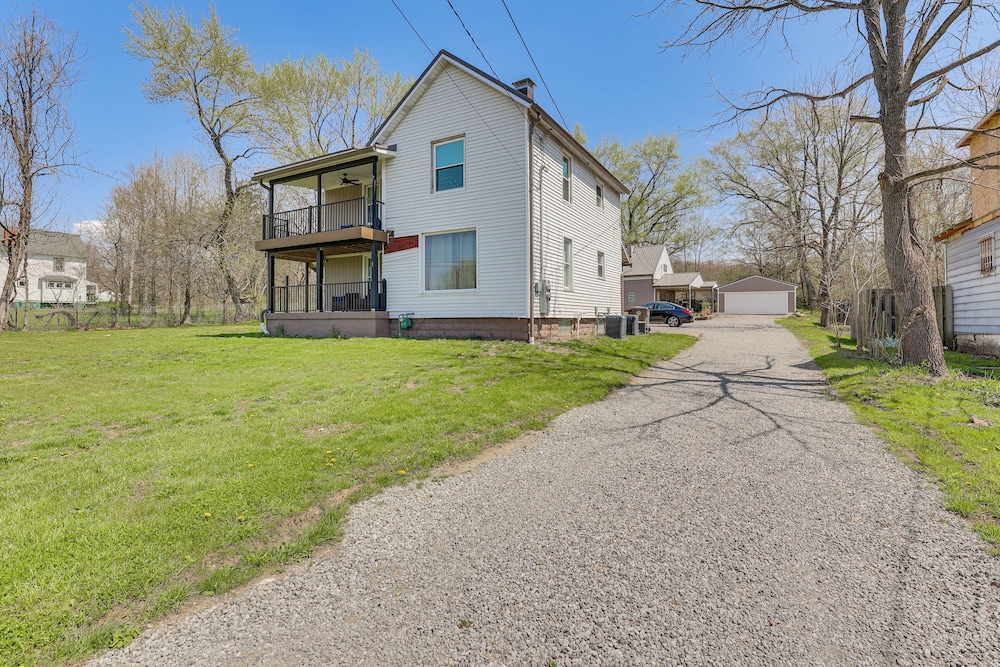 3 Mi to Dtwn: Quiet Youngstown Apt w/ Deck!